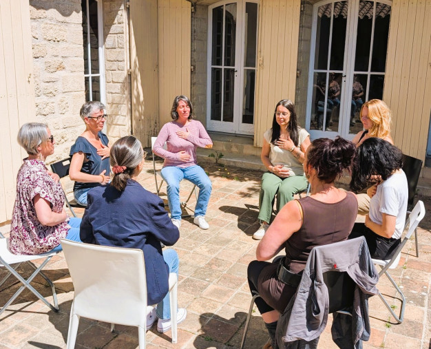 séance de groupe en extérieur avec Céline Oriol sophrologue